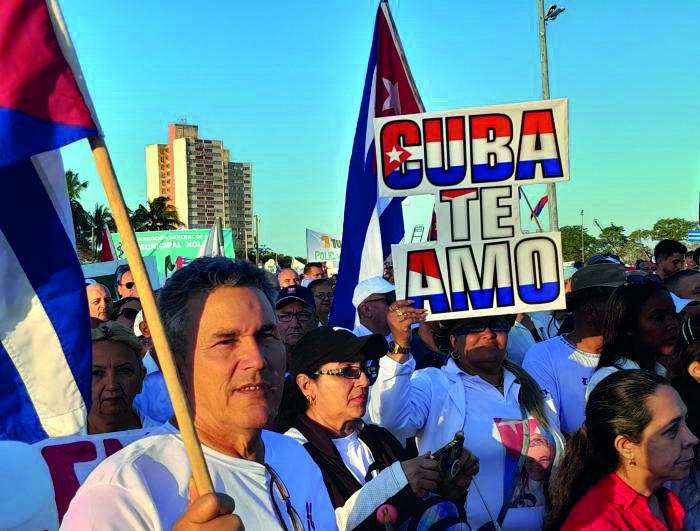 Continuaremos sin vacilación la batalla por consolidar nuestra libertad, independencia y justicia social.

Discurso del secretario general de la Central de Trabajadores de #Cuba 🇨🇺, previo al desfile del #1DeMayo.

🔗cubaminrex.cu/es/continuarem…

#PorCubaJuntosCreamos