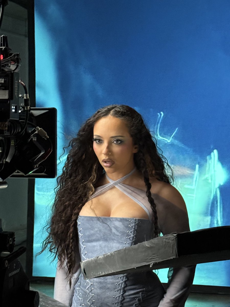 FUFN (Acoustic Version) is out now ⭐️
Visualiser coming soon, let's go girls! 🩵🌀

jade.me/fufnacousticTW