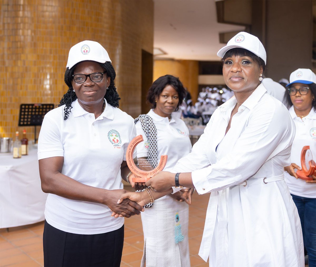 Dans une attention particulière, Mme le Ministre, Secrétaire Général de la Présidence de la République a félicité au nom du Chef de l’Etat, les femmes du Ministère tout comme les retraités, saluant leur contribution essentielle à l’implémentation des projets de développement.