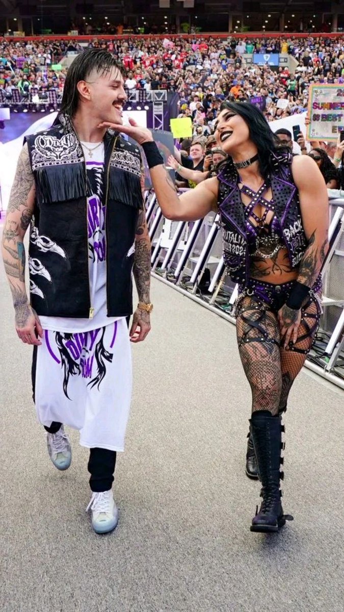 VladVilcu3's tweet image. "Lost my boyfriend,  lost my family" 

STOP, ENOUGH🥲💔