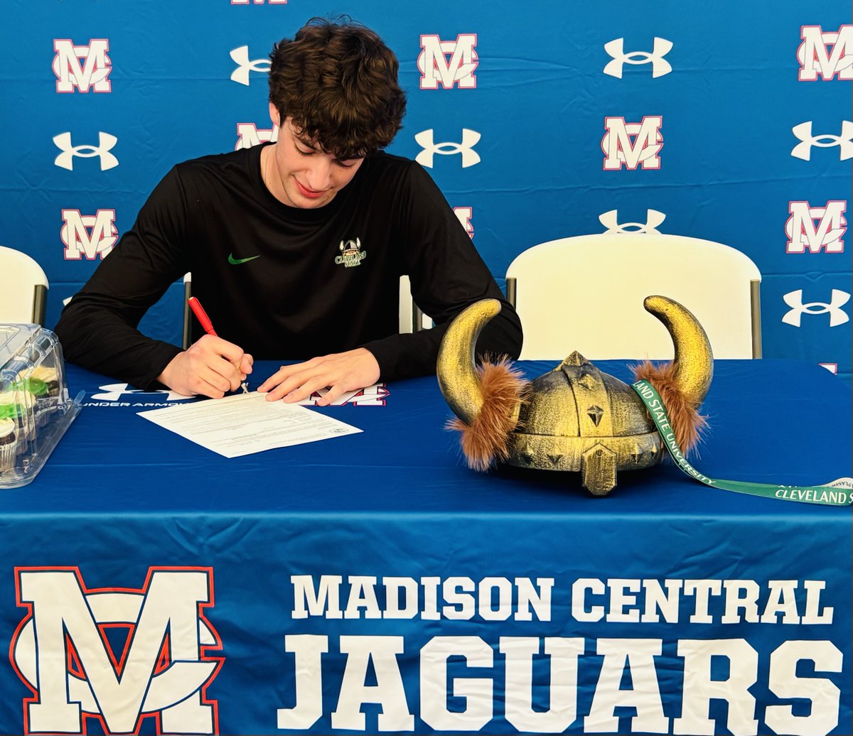 carmody_bridget's tweet photo. @MC_BIGBLUE Congratulations to  Jaden Davillier! Jaden signed to swim at Cleveland State and asked that his club team, MS Makos, be a part of that celebration, so that’s what we did! Jaden is leaving some mighty big fins to fill! Good luck in your next adventure, Jaden!  #SwimFam https://t.co/VQZ0rls5e4