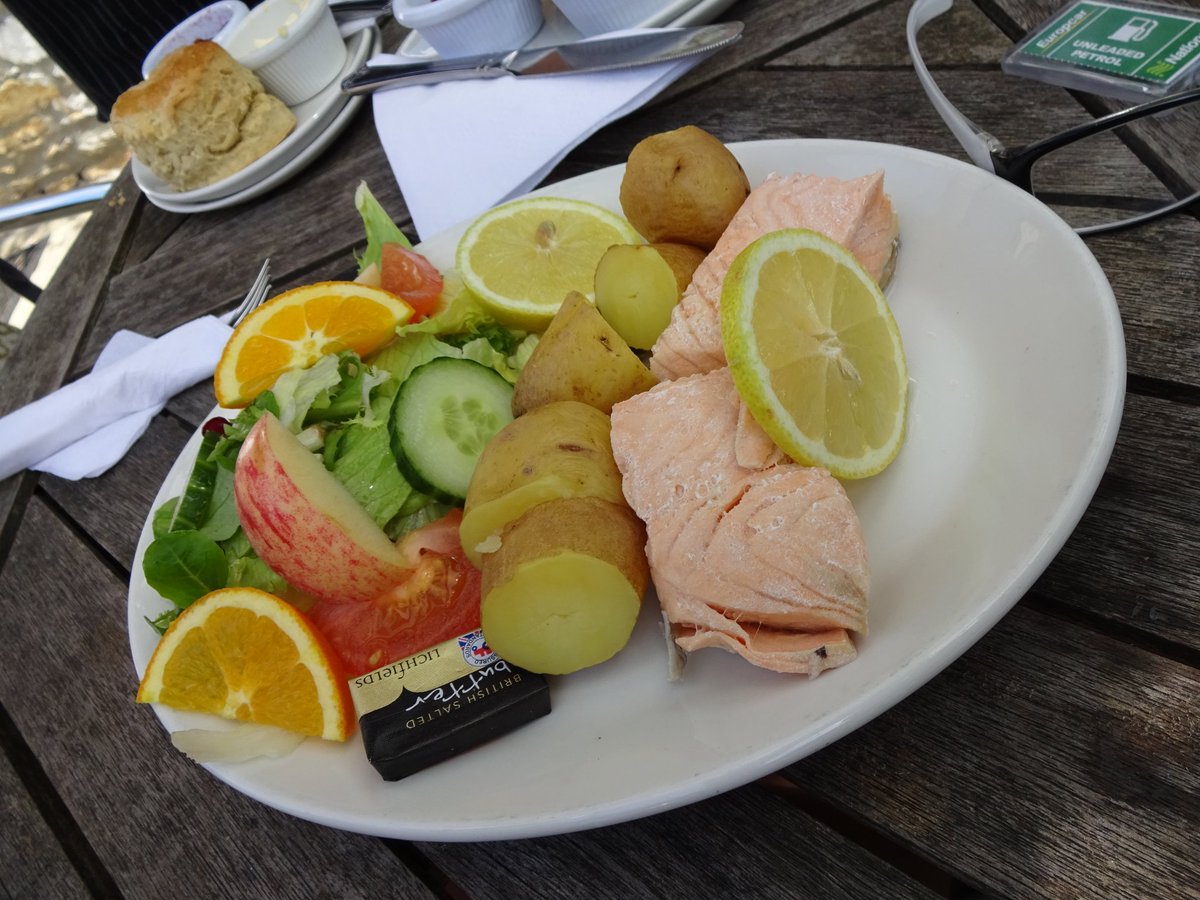 イギリスで食べたランチとCREAMティのスコーンはこんな感じでした✨#イギリスアフタヌーンティー