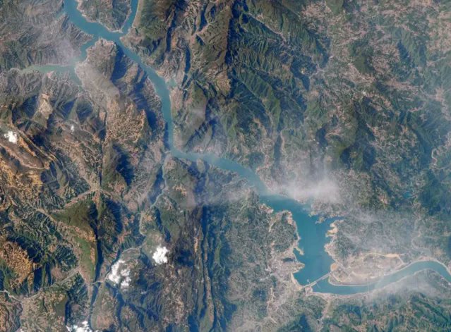 🇨🇳Çin'in Dev Barajı Dünya'nın Dönüşünü Yavaşlattı!

NASA'ya göre, Çin'in Yangtze Nehri üzerinde bulunan dünyanın en büyük hidroelektrik santrali olan Üç Boğaz Barajı, (Three Gorges Dam) sadece enerji sektörünü değil, gezegenin kendisini de etkiledi.

Üç Boğaz Barajı, 22.500