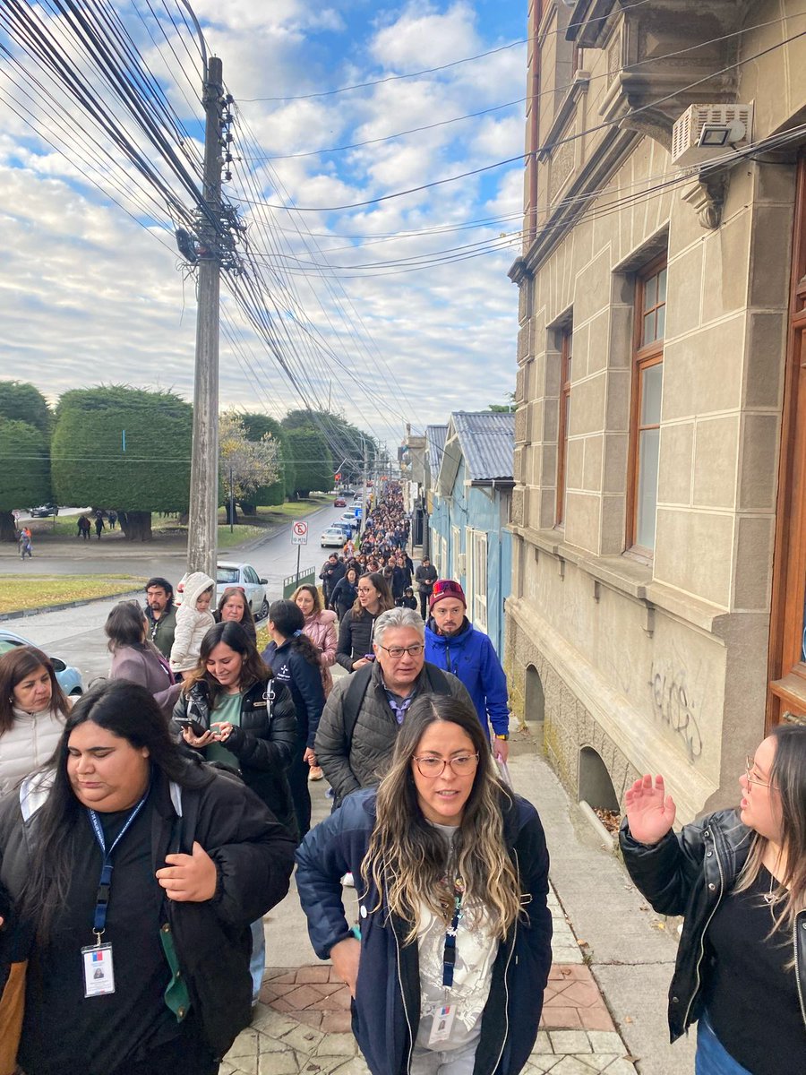 JP_MoralesM's tweet photo. Evacuación tranquila y planificada en centro de Punta Arenas por alerta de tsunami #PUQ #Senapred #sismo #earthquakewilliams https://t.co/v5rdqgP3pR