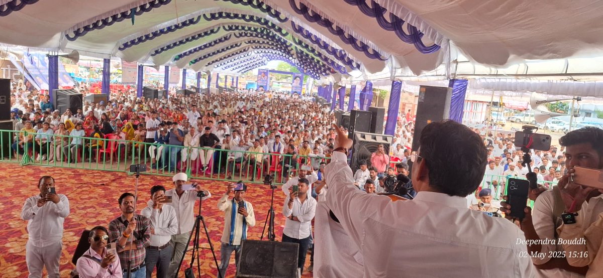 ramjigautambsp's tweet image. जय भीम बोलने पर संजय जाटव और रानू जाटव को सामन्तवादियों ने गोली मार दी थी जिसमे संजय जाटव की मौत हो गई थी और रानू जाटव के हाथ में गोली लगी इसके विरोध और आये दिन हो रहे अन्याय अत्याचार के खिलाफ मुरैना में जन आंदोलन किया गया। जिसमे हजारों की संख्या में लोग शामिल हुए।