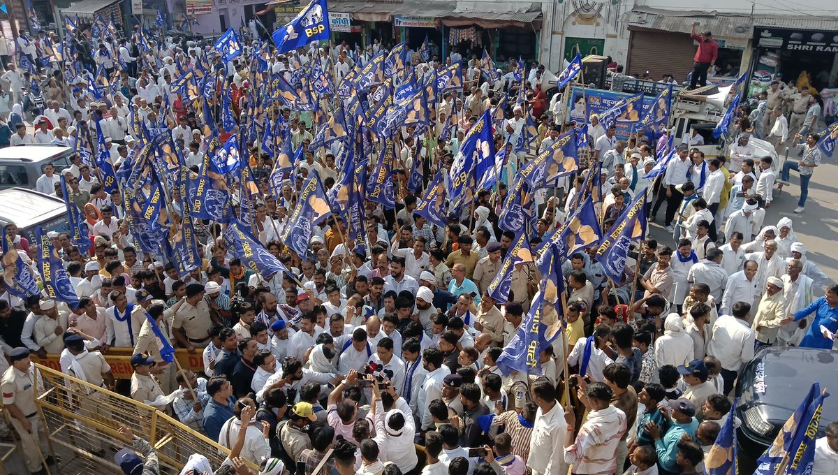 ramjigautambsp's tweet image. जय भीम बोलने पर संजय जाटव और रानू जाटव को सामन्तवादियों ने गोली मार दी थी जिसमे संजय जाटव की मौत हो गई थी और रानू जाटव के हाथ में गोली लगी इसके विरोध और आये दिन हो रहे अन्याय अत्याचार के खिलाफ मुरैना में जन आंदोलन किया गया। जिसमे हजारों की संख्या में लोग शामिल हुए।
