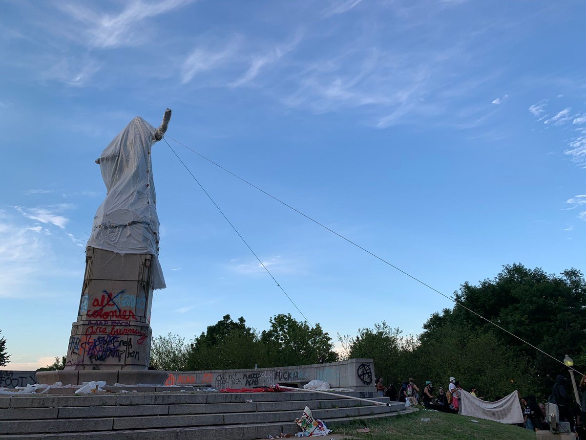 BlockClubCHI's tweet photo. Chicago's Columbus statues won't return to Grant Park or Arrigo Park under a city settlement with an Italian American group. 

Under the deal, the Arrigo Park statue will be replaced by a monument to a Chicagoan with Italian roots. https://t.co/nnmSoIqnNX https://t.co/E71dbBYbYP