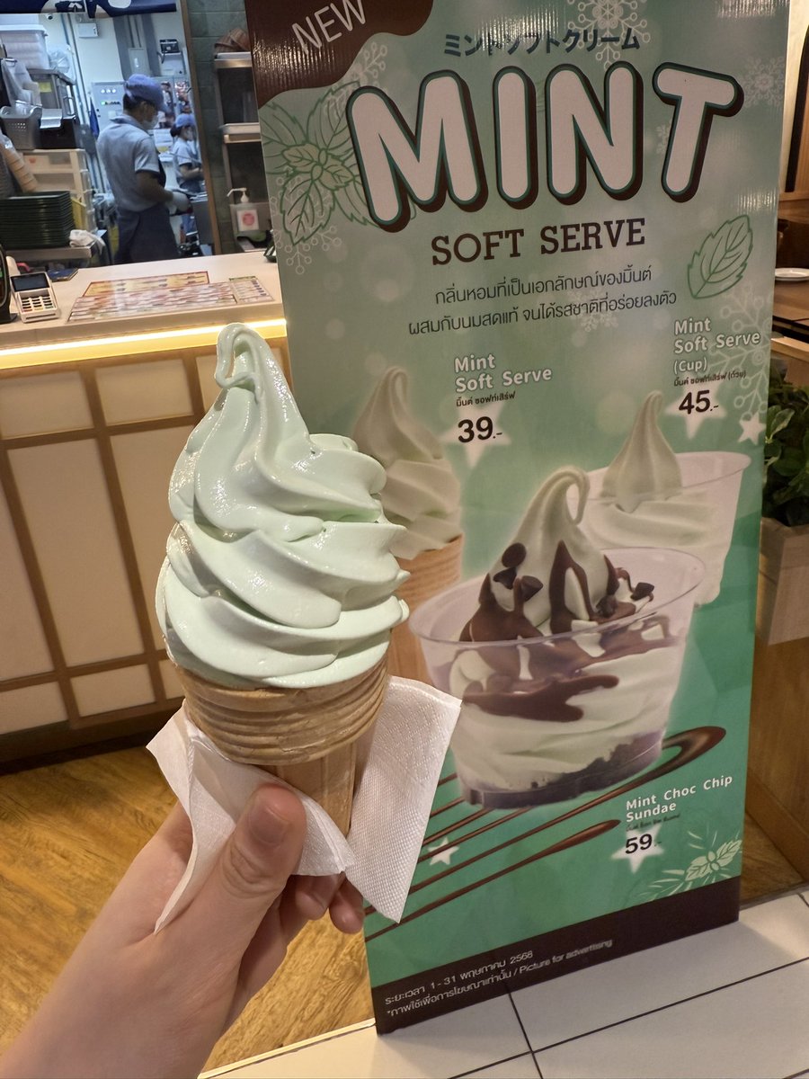 ไปลองมาแย้วว ไอติมมิ้นชอค mint soft serve ของ mos burger ถูกใจชาวยาสีฟันเลิฟเว่อมาก นมนัวๆซิกเนเจอร์ของไอติมเค้า เข้ากันดีกันมิ้นมากกก ไอติมต้องให้เค้าจริง ทำออกมาอร่อยทุกรสเลยยยย 🫶🏻🍦❄️🍨🍧
