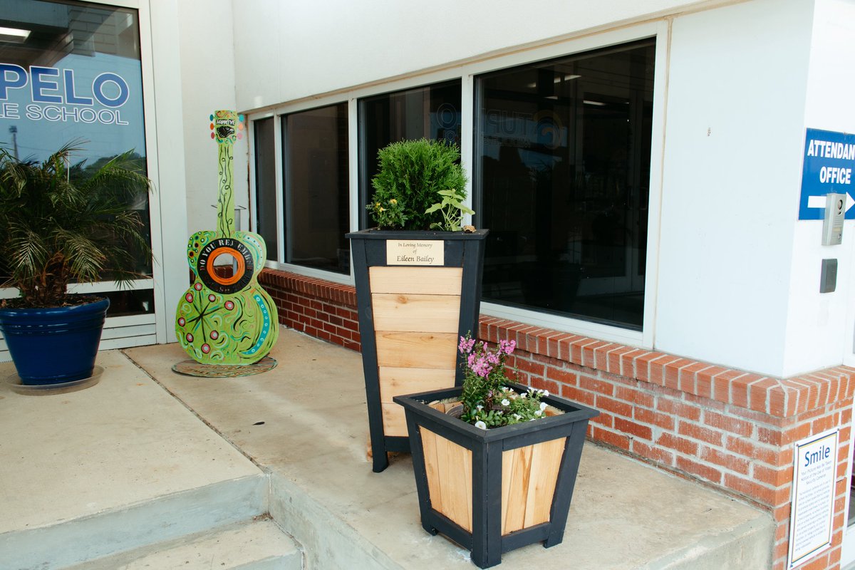 TupeloMiddle's tweet image. Shout out to TMS PTO for helping spruce up our Tupelo Middle entrance!! 🌸🫶🏼