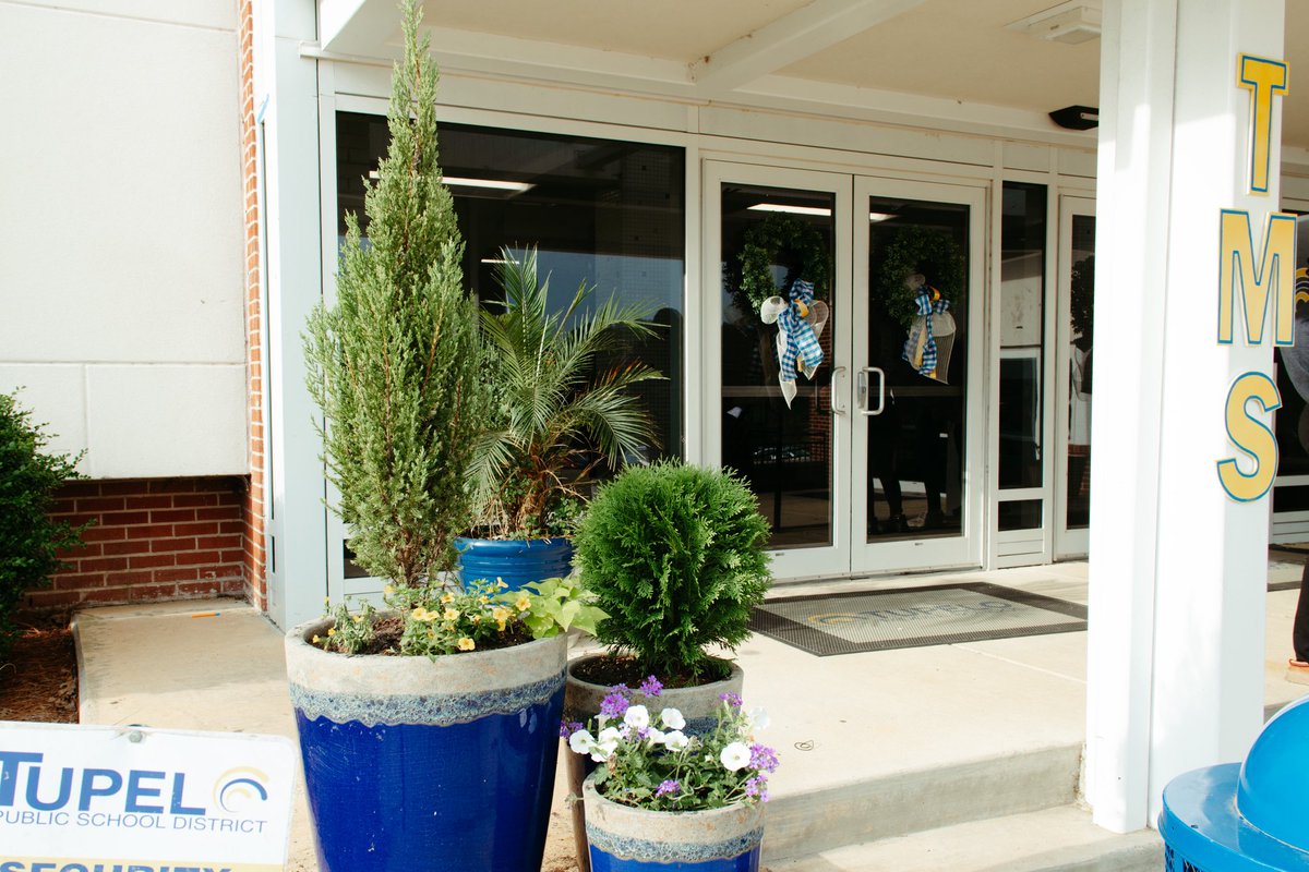 TupeloMiddle's tweet image. Shout out to TMS PTO for helping spruce up our Tupelo Middle entrance!! 🌸🫶🏼