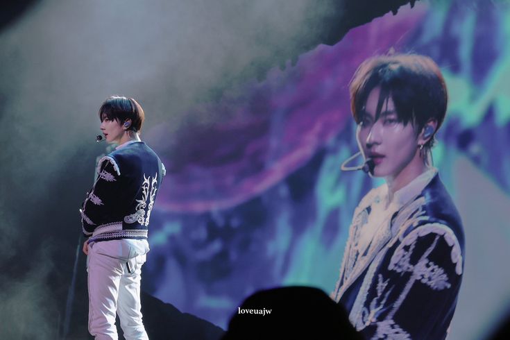 jnugwonie's tweet image. behind every successful man is himself