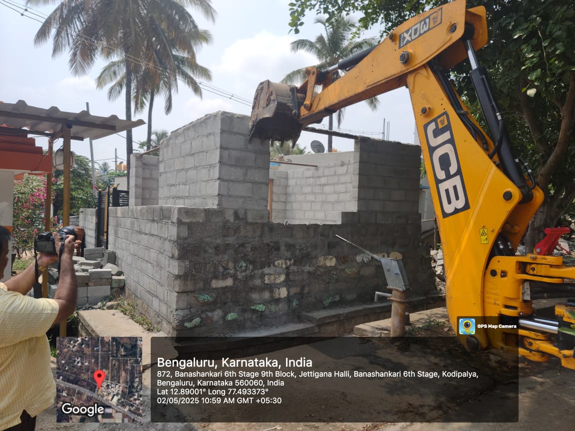 Bangalore Development Authority (@bdacommissioner) on Twitter photo ಬೆಂಗಳೂರು ಅಭಿವೃದ್ಧಿ ಪ್ರಾಧಿಕಾರವು ಅನಧಿಕೃತ ನಿರ್ಮಾಣಗಳನ್ನು ತೆರವುಗೊಳಿಸುವ ಕಾರ್ಯಾಚರಣೆಯನ್ನು ಮುಂದುವರೆಸಿದ್ದು, ಇಂದು ನಡೆದ ಕಾರ್ಯಾಚರಣೆಯಲ್ಲಿ ಬನಶಂಕರಿ 6ನೇ ಹಂತ ಬಡಾವಣೆಯಲ್ಲಿ ರೂ. 3.10 ಕೋಟಿ ಆಸ್ತಿಯನ್ನು ವಶಪಡಿಸಿಕೊಂಡಿದೆ.
ಬೆಂಗಳೂರು ದಕ್ಷಿಣ ತಾಲ್ಲೂಕು, ಕೆಂಗೇರಿ ಹೋಬಳಿ, ಹೆಮ್ಮಿಗೆಪುರ ಗ್ರಾಮದ 2100 ಚದರ ಅಡಿಯಲ್ಲಿ ಬೆಂಗಳೂರು ಅಭಿವೃದ್ಧಿ ಪ್ರಾಧಿಕಾರವು ಅನಧಿಕೃತ ನಿರ್ಮಾಣಗಳನ್ನು ತೆರವುಗೊಳಿಸುವ ಕಾರ್ಯಾಚರಣೆಯನ್ನು ಮುಂದುವರೆಸಿದ್ದು, ಇಂದು ನಡೆದ ಕಾರ್ಯಾಚರಣೆಯಲ್ಲಿ ಬನಶಂಕರಿ 6ನೇ ಹಂತ ಬಡಾವಣೆಯಲ್ಲಿ ರೂ. 3.10 ಕೋಟಿ ಆಸ್ತಿಯನ್ನು ವಶಪಡಿಸಿಕೊಂಡಿದೆ.
ಬೆಂಗಳೂರು ದಕ್ಷಿಣ ತಾಲ್ಲೂಕು, ಕೆಂಗೇರಿ ಹೋಬಳಿ, ಹೆಮ್ಮಿಗೆಪುರ ಗ್ರಾಮದ 2100 ಚದರ ಅಡಿಯಲ್ಲಿ
