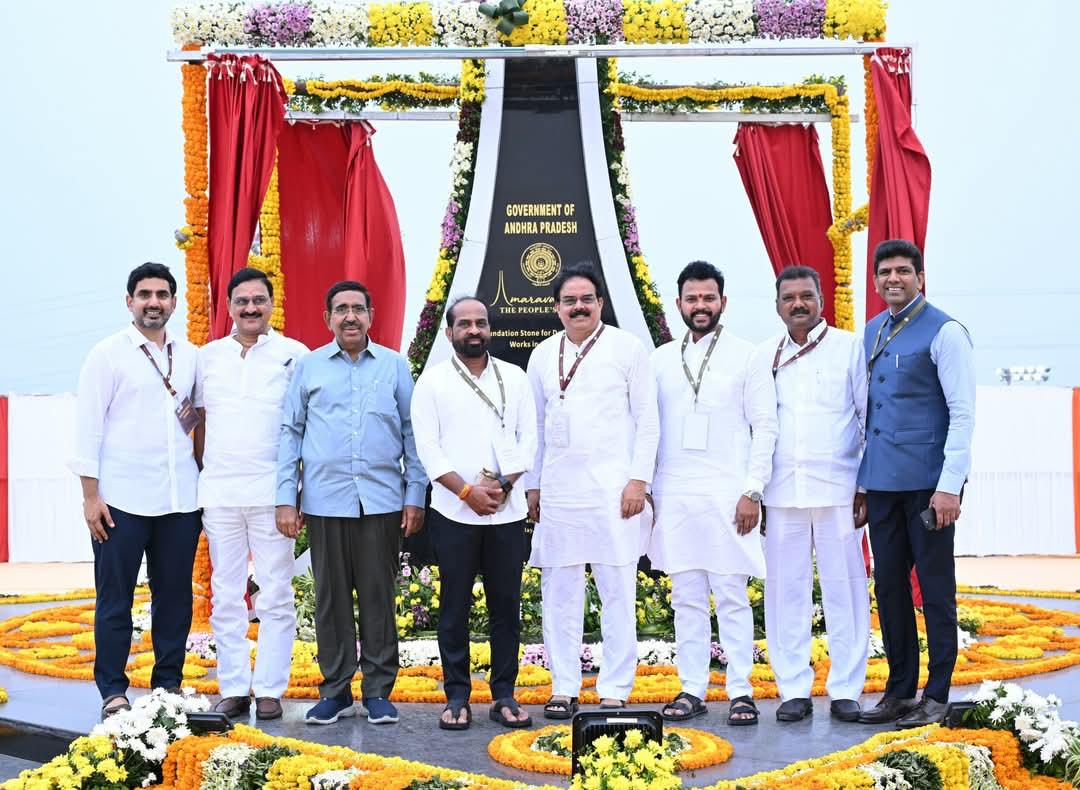 OfficeOfSKY's tweet photo. ఈరోజు అమరావతి పునః ప్రారంభ కార్యక్రమంలో రాష్ట్ర వైద్యారోగ్య శాఖ మంత్రి సత్యకుమార్ యాదవ్ గారు పాల్గొన్నారు.   గౌరవ ప్రధానమంత్రి శ్రీ నరేంద్ర మోదీ గారి సత్కారానికి ధర్మవరం పట్టు శాలువాను గౌరవ ముఖ్యమంత్రి శ్రీ నారా చంద్రబాబు నాయుడు గారి చేతుల మీదుగా అందజేశారు. https://t.co/tkoRKLfb5w