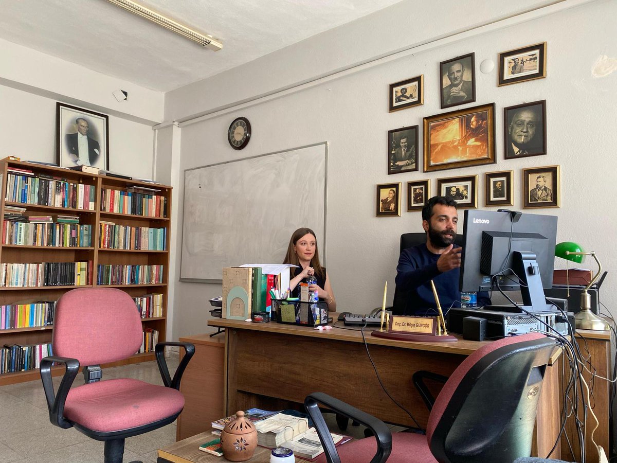 Danışmanlığını üstlendiğim iki öğrencim, Esra Yaşar ve Kardelen İnce, geçtiğimiz hafta yüksek lisans tezlerini başarıyla savundular. Esra "Salâh Birsel'in Denemeciliği"ni, Kardelen de "Bir Eleştirmen Olarak Kerim Sadi"yi hazırladı. İkisinin de yolu açık olsun...