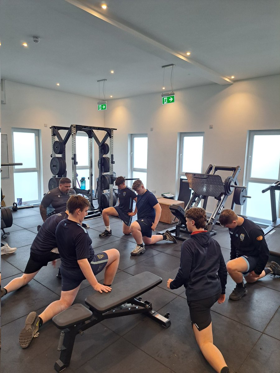 Our U15 Boys are now hard at work learning the gym fundamentals.

Our priority is making sure these players understand
❤️How we warm up
🔛Activating Muscles
🧘‍♂️Mobilizing our joints