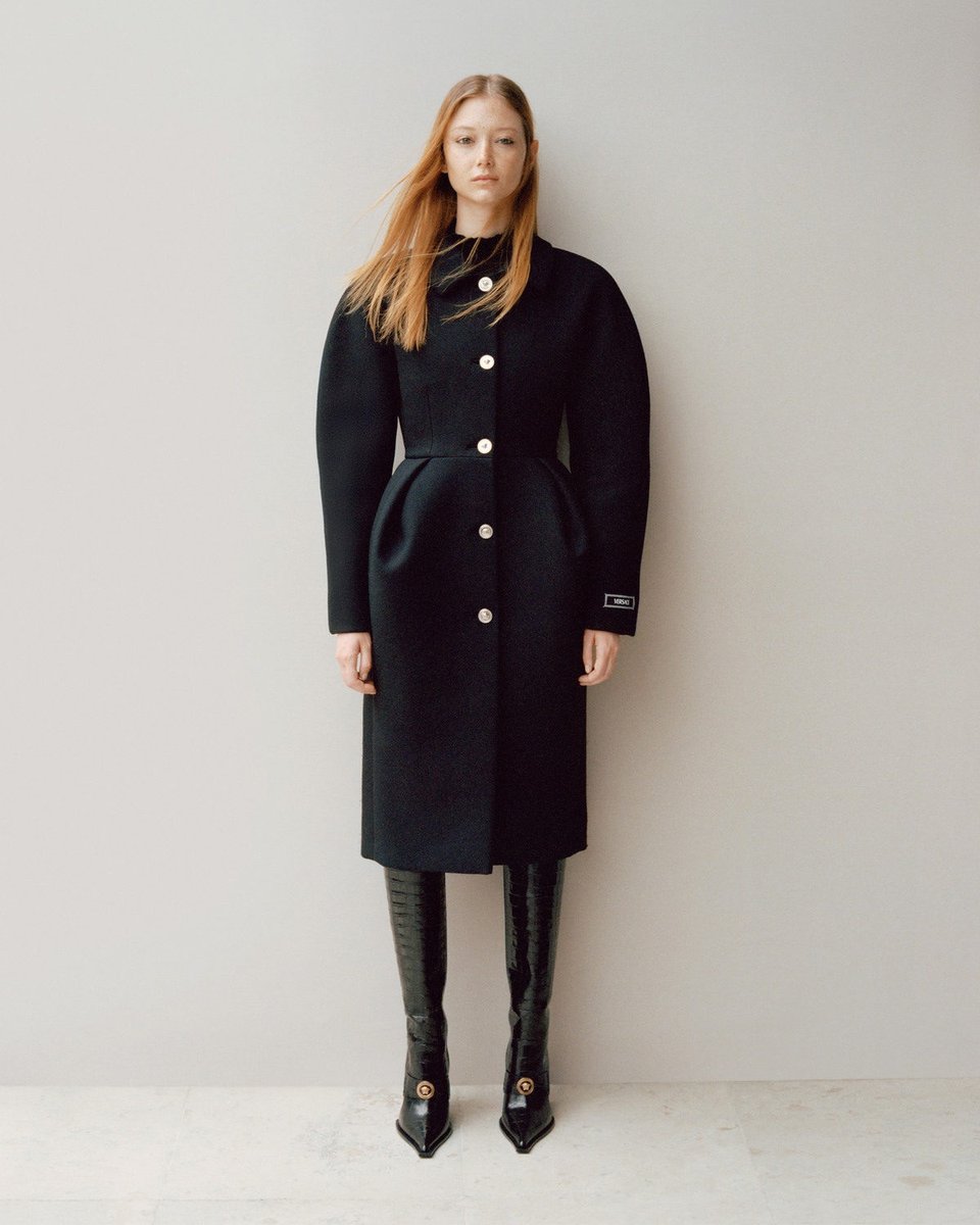 ‘Versace’s fall offering marked a return to the cut and shape of clothes, spotlighted with classic outerwear that can be worn with anything and everything.’ Our senior womenswear editor Celenie Seidel selects the new season according to your favorite names.