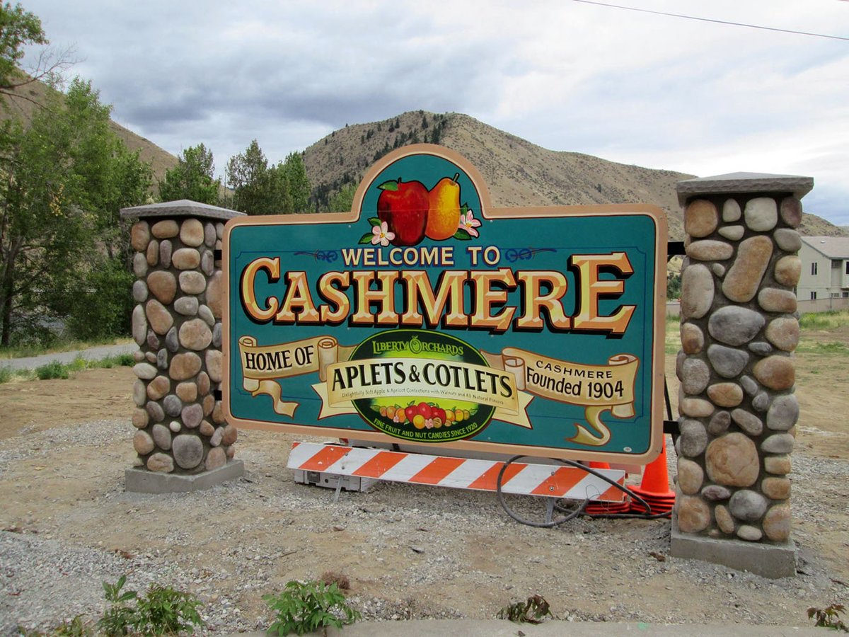 Nafeesa Syeed (@nafeesasyeed) on Twitter photo In my essay, "A Kashmiri in Cashmere," I visit the small town of Cashmere, Washington, and explore the curiously intertwined pioneer, Indigenous and Kashmiri histories. In <a href="/TheMarkazReview/">The Markaz Review is @markaz-review.bsky.social</a>'s 50th Issue: Returning Home: themarkaz.org/a-kashmiri-in-… In my essay, "A Kashmiri in Cashmere," I visit the small town of Cashmere, Washington, and explore the curiously intertwined pioneer, Indigenous and Kashmiri histories. In <a href="/TheMarkazReview/">The Markaz Review is @markaz-review.bsky.social</a>'s 50th Issue: Returning Home: themarkaz.org/a-kashmiri-in-…