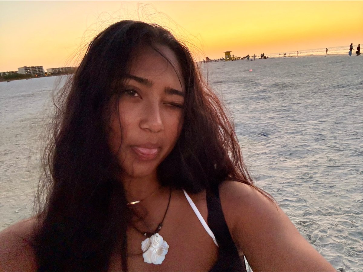 rae2bae's tweet photo. beachy vibes 🏝️🐚🥥 https://t.co/dP9w7BN4yN