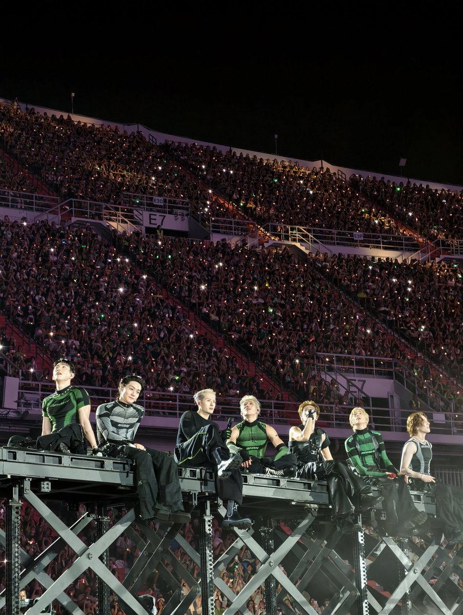arschocotenx's tweet photo. whoever suggested the styling for got7 tonight fucking ate they look so good I want to eat them all up 😝
#GOT7_NESTFESTinBKK_Day1 https://t.co/KDnH05YzEW