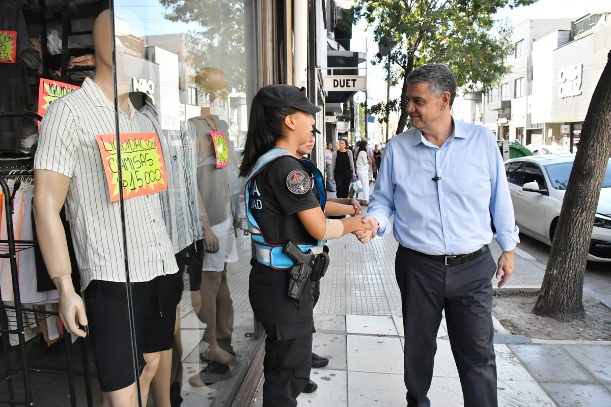 ANDigitalOK's tweet image. 🫸#Tajante |  “La decisión de @horaciorlarreta fue no levantar manteros ni dar la batalla contra piquetes”, disparó @jorgemacri 

📌andigital.com.ar/nota/131961/jo…