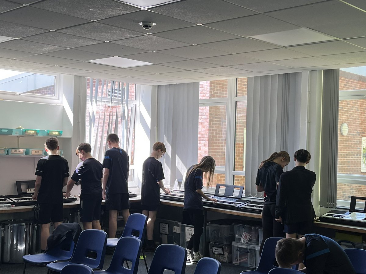 mrsmusicedwards's tweet photo. @bthccmusic Year 9 practising their solo performance skills #fűrelise #beethoven #chromaticism https://t.co/Yj0kLyt4HJ