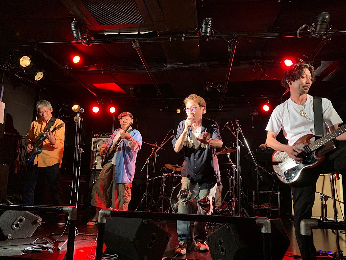 rosesswmoon0358's tweet image. TdcTライブに行ってまいりました😆
安定感のある演奏、今日もとっても
盛り上がりました✨
楽しいひとときをありがとうございます😊

他の出演者の方々も素晴らしかったです♪
肩幅ヒロシさん&amp;amp;アズサさんと
写真を撮っていただきました☺️

#新松戸firebird #TdcT    #肩幅ヒロシ