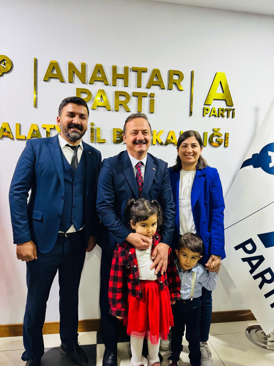Aile, Herşeydir..
Ailece Seninleyiz Başkanım 🥰🙏🫵

Hızır Yoldaşın, Ali Gardaşın Olsun,
Kılıcın Zülfikar gibi Keskin Olsun Haksızlığa, Adaletsizliğe 🗝

#birsenkaldin 
#BirSenKaldın 
#YavuzAğıralioğlu 
#anahtarparti 
<a href="/yavuzagiraliog/">Yavuz Ağıralioğlu</a>