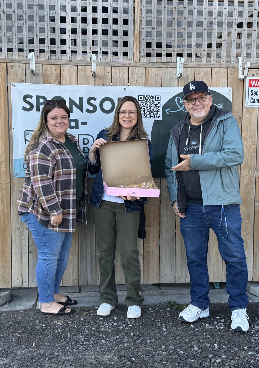 BelConBuilds's tweet image. Sweet surprise! Bel-Con got Smile Cookies &amp;amp; a visit from YMCA Centre for Life! We paid it forward to Grace Inn Shelter. 😊 Buy yours at Belleville/Stirling Tim Hortons by May 4th for YMCA! #SmileCookie #YMCA #LocalGiving