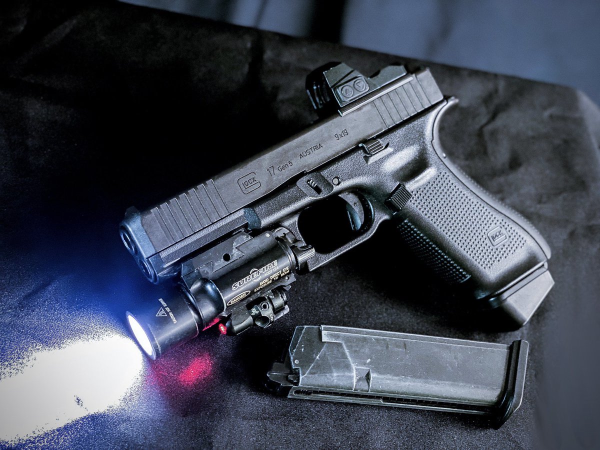 別の海外からのお客様。
🧑‍🦱「このエアソフトは買って持ち帰る事が出来るのかい？」
🥸「どこから来たんですか？」
🧑‍🦱「オーストラリア🇦🇺」
🥸「あ〜…確かオーストラリアはエアソフトNGですね」
🧑‍🦱「Fu◯K!! Australia!!」
って帰っていった(笑)