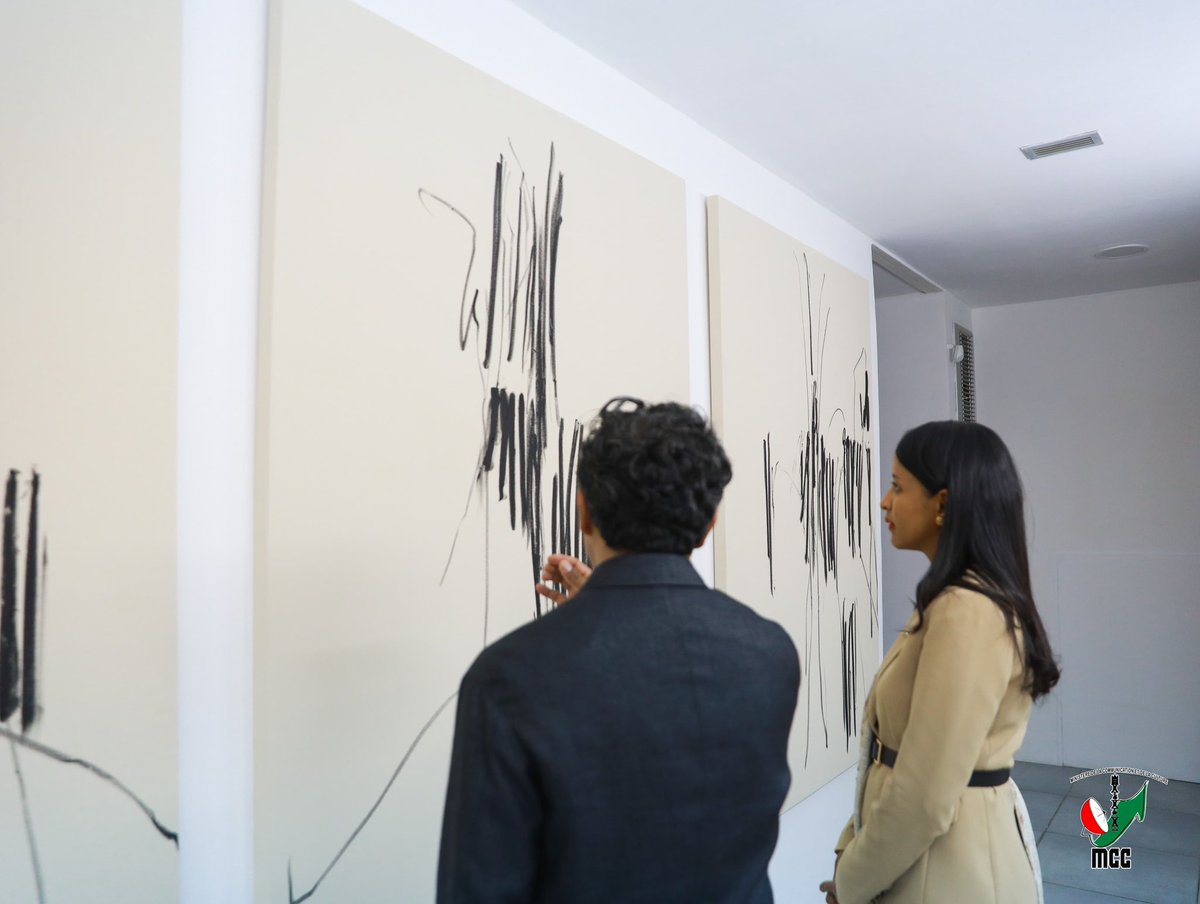 L’émotion à l’état pur. <a href="/studiojoeland/">STUDIO JOËL ANDRIANOMEARISOA</a> Joël Andrianomearisoa nous emporte encore une fois avec Please Song Me My Song Before You Go; une ode à l’absence, au départ, à la mémoire. Un murmure poétique entre textile, lumière et silence. <a href="/HakantoC/">HAKANTO CONTEMPORARY</a>