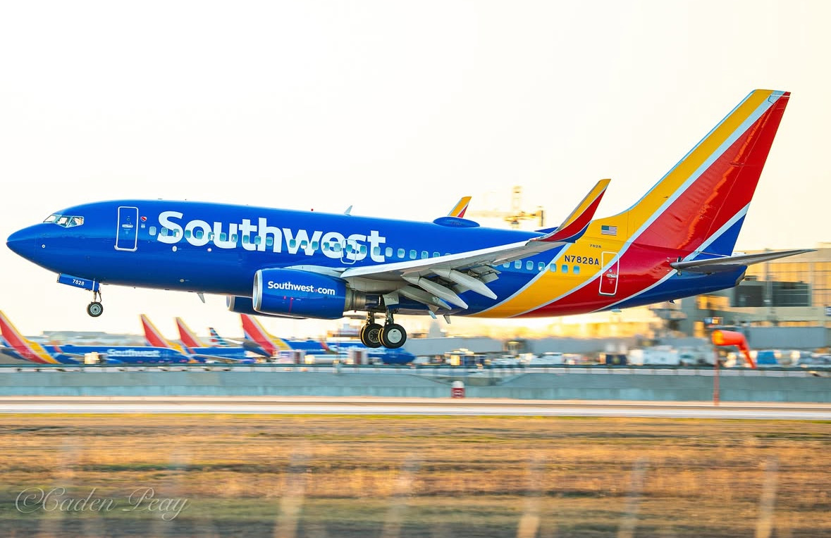 AustinAirport's tweet photo. Golden hour? ✨ More like cheesy hour. Drop the cheesiest pun you got, GO! 🧀
📸: charlie_tango_papa on IG
#planespotter #travel #flyaustin #goldenhour #cheesy https://t.co/P7KmmtUexo