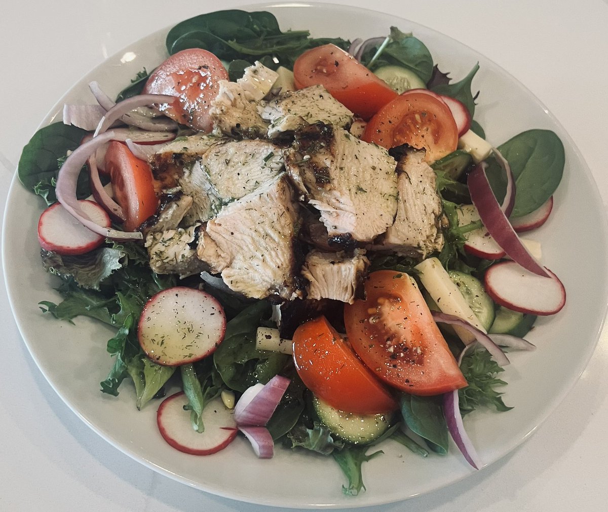 🥗 Fresh &amp; flavorful grilled chicken salad! 🍅🥒 Crisp greens, tomatoes, cucumbers, radishes, and red onions—perfect for a light meal. What’s your go-to salad? #HealthyEating #Foodie