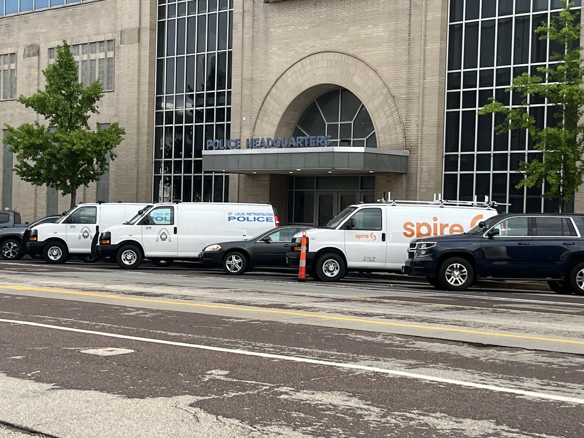 Stl pd busy after 3 killings within 24 hours. Right now no suspects in custody. It does not appear cases connected. Latest killing overnight on Vermont Ave. Last night 1 killed another hurt at Tennessee/Miami. Then early yesterday morning 1 shot/killed at North Sarah/Washington.