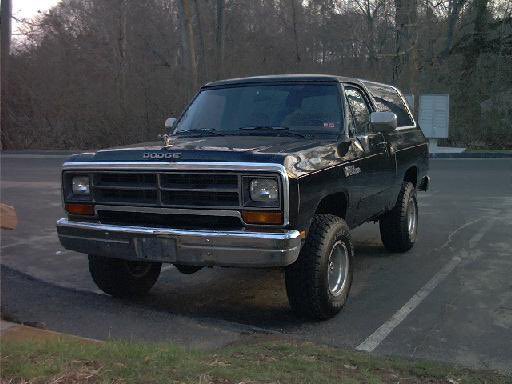 If only Stellantis brought back a 2 door body on frame Ram Charger w/ the 6.4 in it, and a removable top..