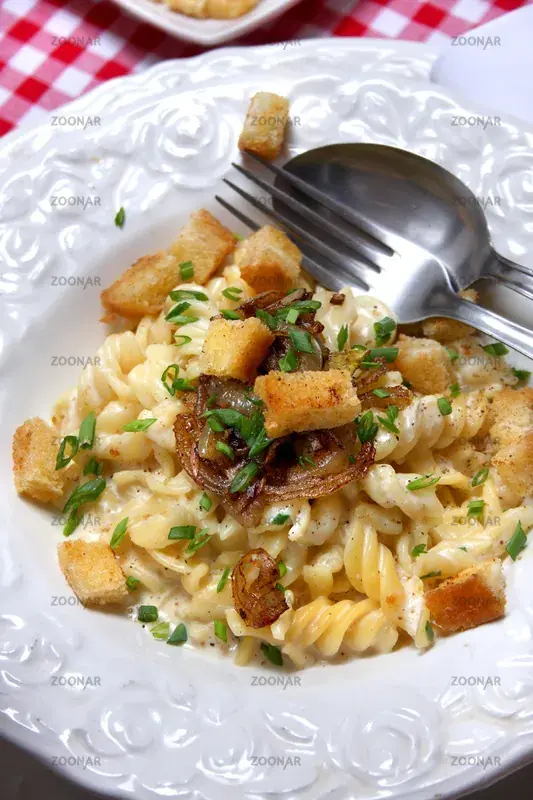 LizCollet's tweet photo. Samstag #ZumZwölfeläuten diesmal Fusilli mit Käsesauce, Zwiebeln, Schnittlauch und würzigen Brotcroûtons: #Resteessen der Resterl der Woche 

 #NoLeftovers  #OneEuroRecipes  https://t.co/k7HfHtvG29 https://t.co/C7MOeskrHD