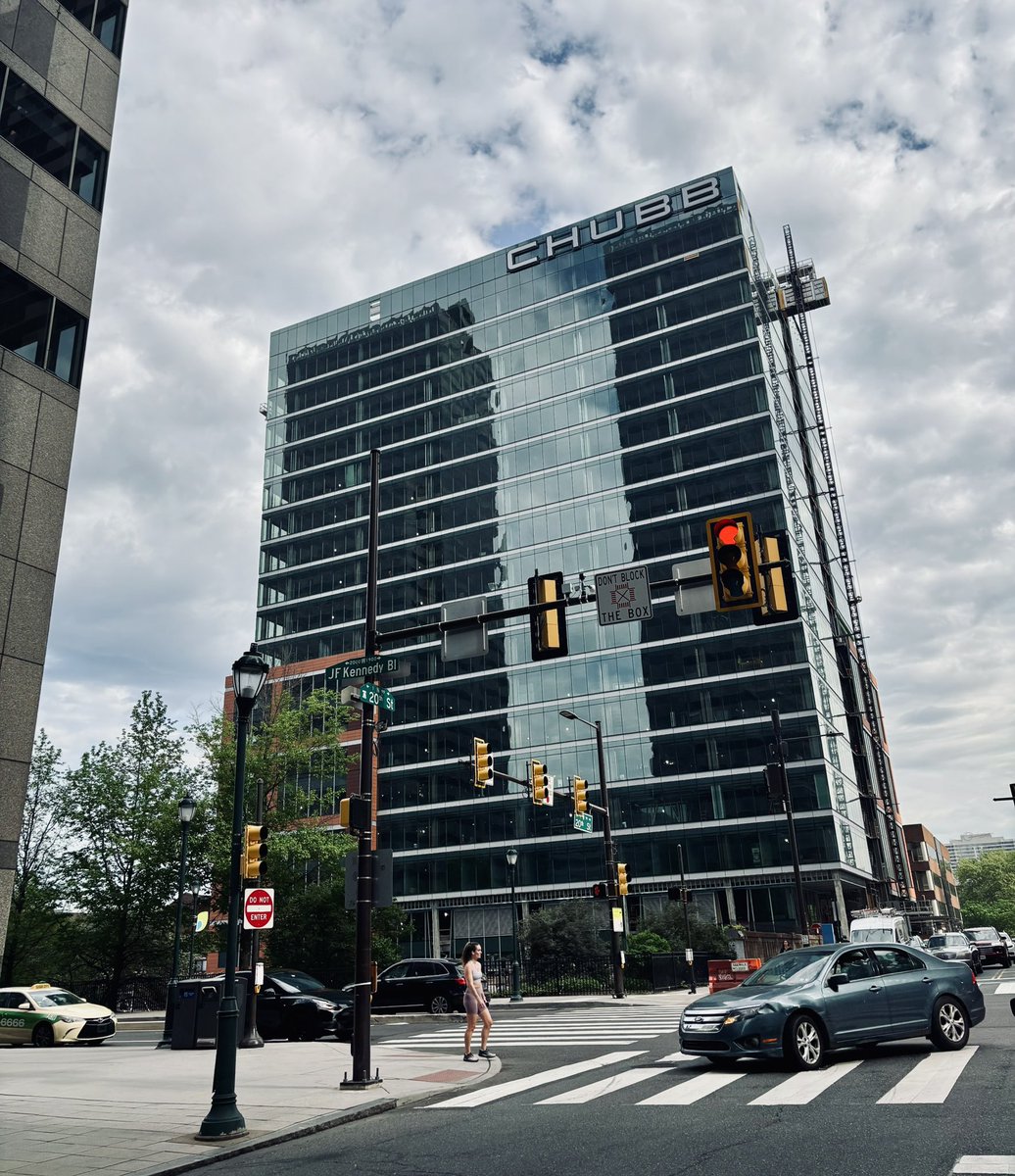 JackPhillyRE's tweet image. Chubb looking solid this morning at 20th & Arch. This HQ is now at full height, adding a new office addition to Logan Square. Design is from L2P.