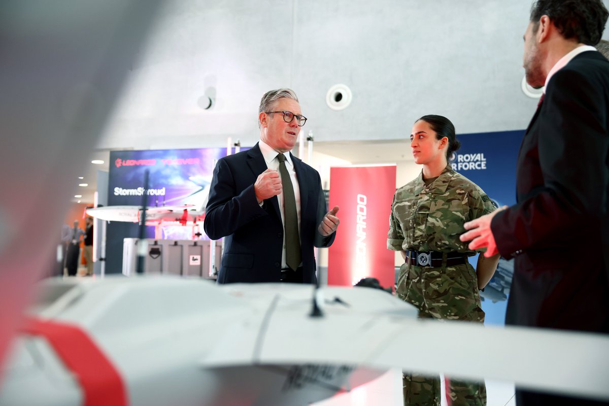 Keir_Starmer's tweet photo. By investing in defence, we're investing in Britain's future.

Our Plan for Change means security for our country and for your family, with new jobs and more money in your pocket.

Fantastic to learn from people working at @Leonardo_UK who are driving innovation. https://t.co/6uTjssjmJq
