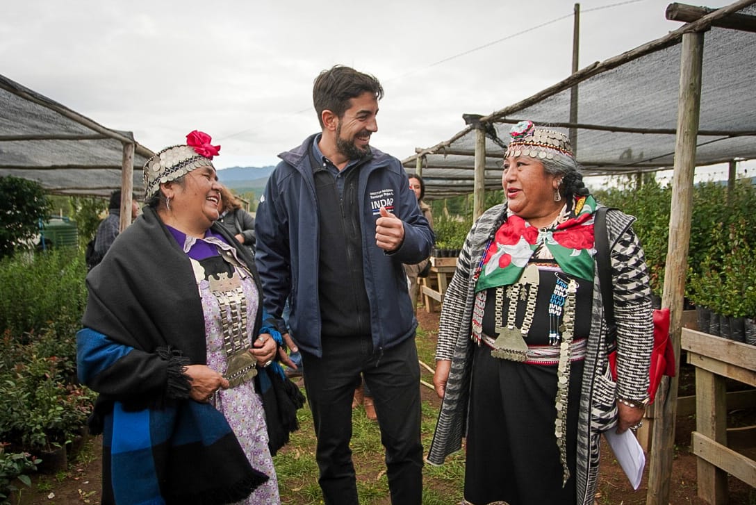 rojassantiagro's tweet photo. Nos reunimos con dirigentes y dirigentas de comunidades indígenas de Arauco, reafirmando nuestro compromiso como @indapchile y @GobiernodeChile con el mundo mapuche. Seguiremos fortaleciendo el Programa de Desarrollo Territorial Indígena, para apoyar a la agricultura indígena. https://t.co/RIZUtPSQK3
