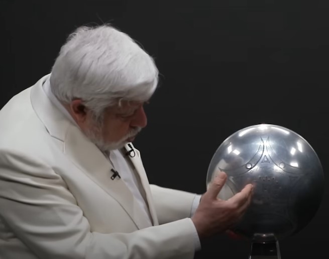 OvniChile1's tweet image. La esfera metálica que descendió en Buga, Colombia, ya está en manos de Jaime Maussan.
Fue filmada, recuperada y generó efectos físicos en el testigo.
¿Tecnología no humana o manipulación?
¿Estás de acuerdo con que Maussan la investigue?
#OVNI #Buga #Colombia #Maussan #Misterio