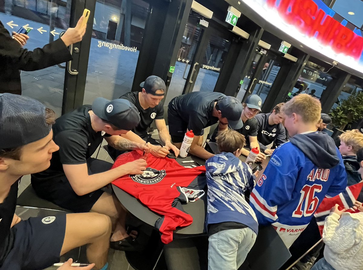 📸 Landslagsspillerne stilte opp på bilder og skrev autografer for store og små etter Latvia-kampen fredag kveld🇳🇴