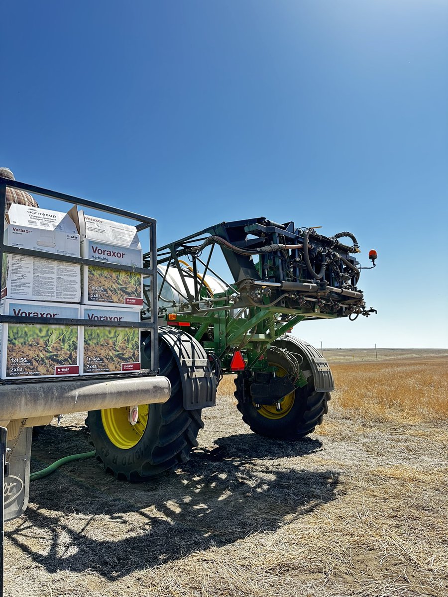 Weeds don’t stand a chance <a href="/BASFAgSolutions/">BASF Agricultural Solutions Canada</a> #Voraxor brings the 🔥 with burndown and residual you can count on