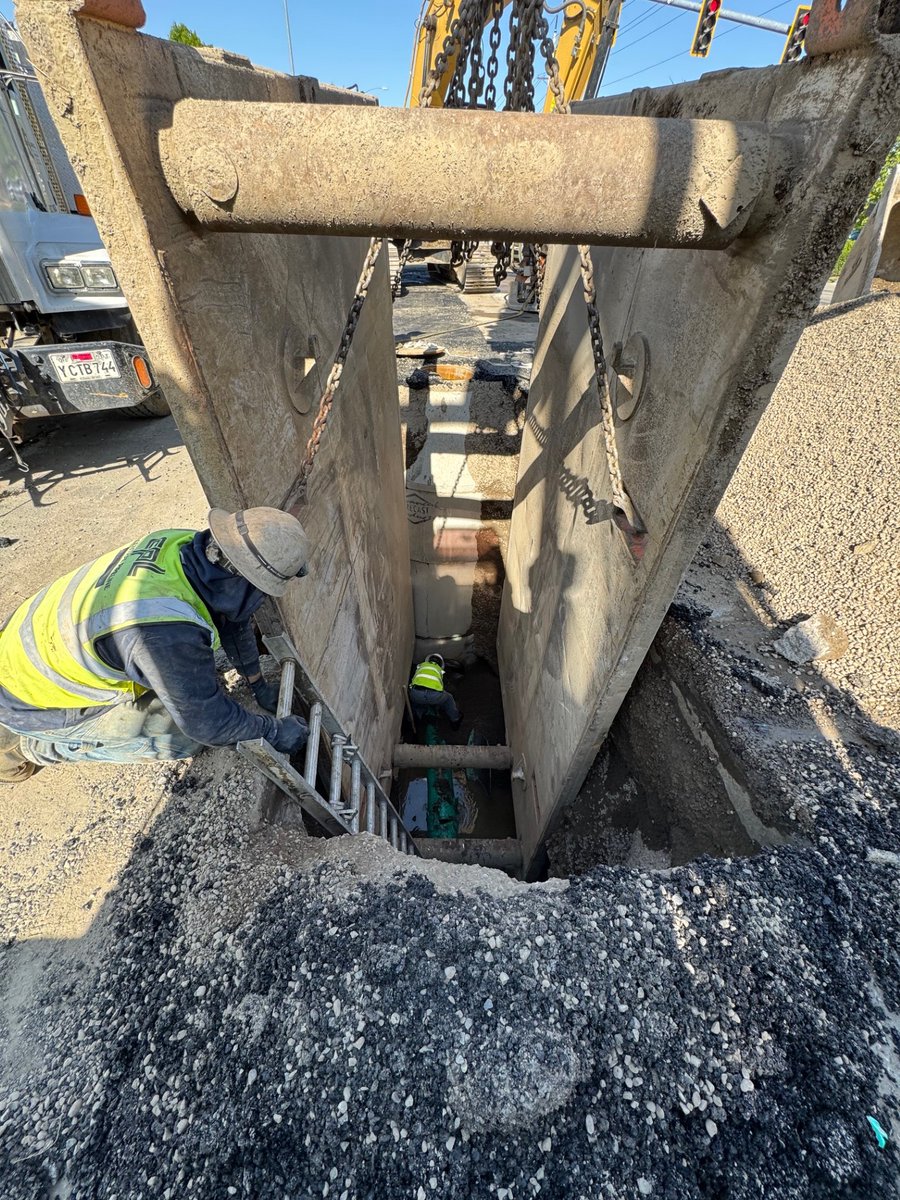 ⚠️ Traffic Alert Update: Barnett Road continues to see heavy congestion both east and westbound directions near Medical Center Drive.

Barnett Road is open but is narrowed to one lane in each direction from Black Oak Drive to Murphy Road. 

Please avoid the area if possible.