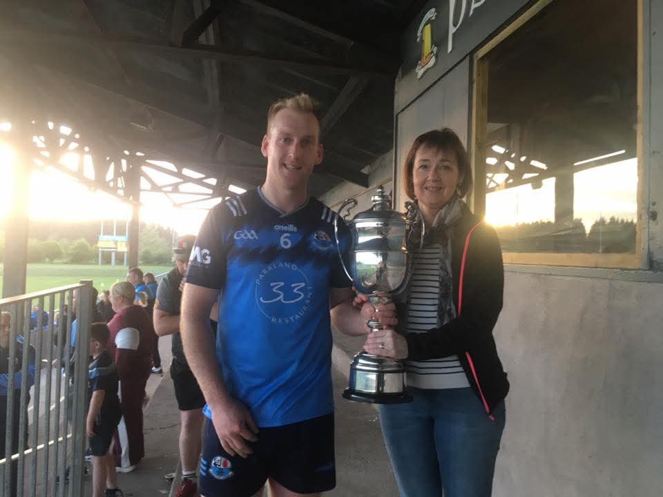 Tír Eoghain CCC representative Paula Cuddy presenting An Srath Bán captain Ryan McElroy with the McGarrity Cup after a highly entertaining final in An Charraig Mhór this evening.