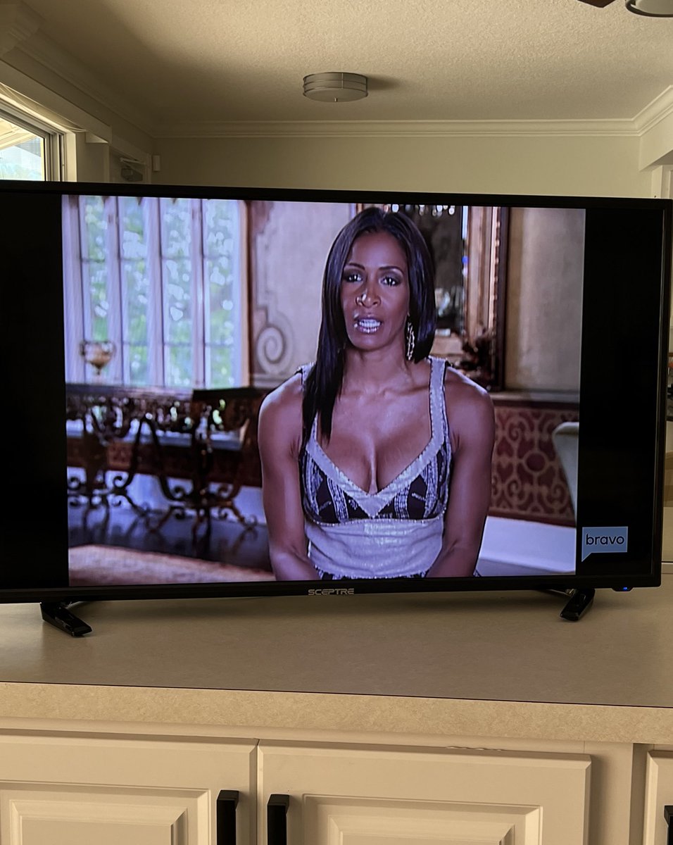 watching RHOA for the first time and shereé is so effortlessly beautiful wow…