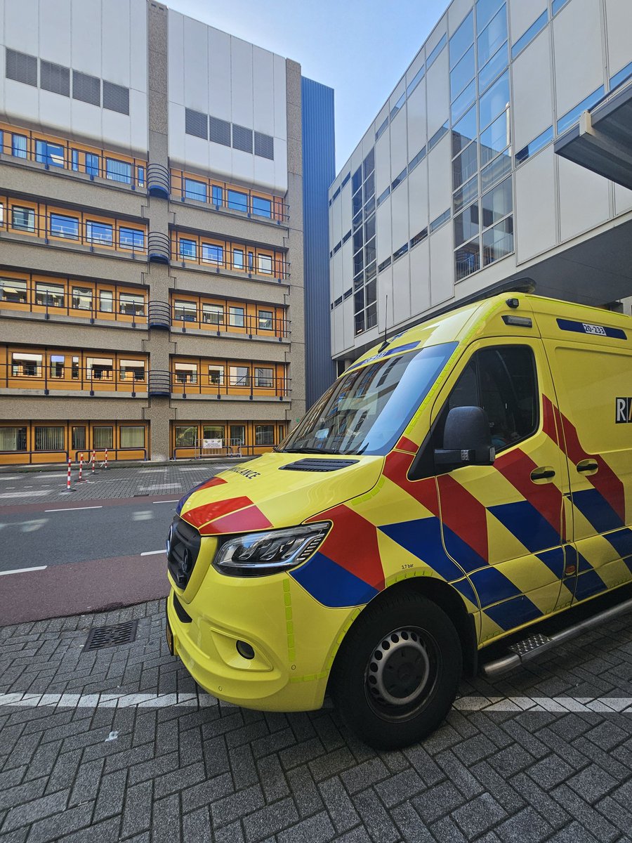 Een late post.. Vandaag hadden we dienst van 08:30 uur tot 17:30 uur, dachten we. In de middag mochten we nog een patiënt overplaatsen naar Leiden. Helaas veel file onderweg waardoor de heen weg al twee uur duurde. Nadat we de patiënt hadden overgedragen, konden we weer retour.