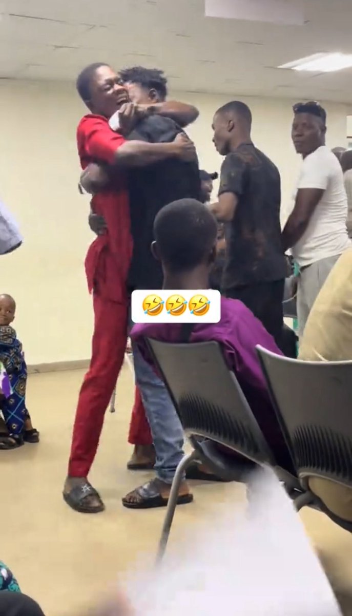 shegzedon's tweet photo. Watch the moment two deaf friends reconnect with each at the bank… What a lovely conversation they had 🥰👏

(Katsina Sweet Fanta Diallo #FREEDVM VeryDarkMan Gtbank Soapy) https://t.co/T4EJazcUON