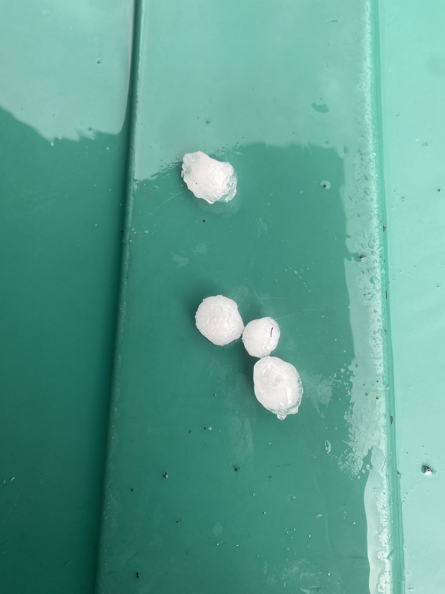 lorirobertjoel's tweet photo. @SamRobertsWX @ChiliWX @ErikaPaigeWX @JasonNweather @JeffTanchak19 @KellyDWeather  Big Storm just came through Novelty Ohio. We had Marble to Quarter Size hail come down making it look like our yard was covered in snow. Than a break than another downpour and wind. https://t.co/xuDJGwdqjs