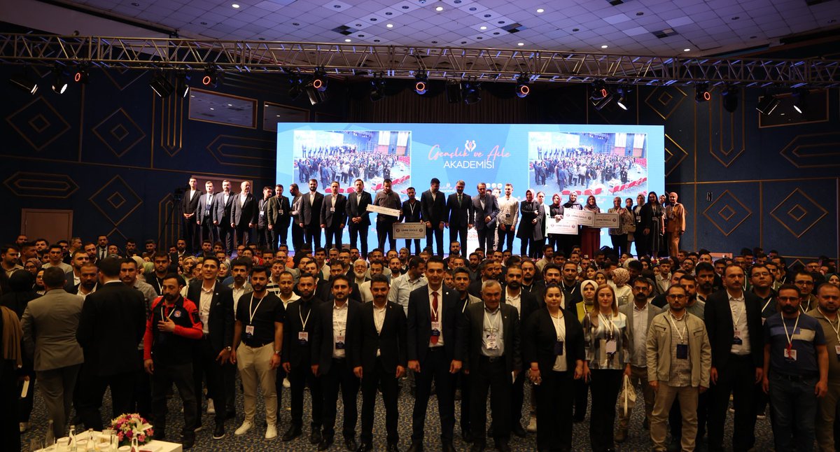 • Değerlerimize sahip çıkan bir nesil yetiştirmek kadar aileyi önemseyen bir toplumun oluşması için de  hizmet etmektir gayemiz.

Her bir gencimizi, bu milletin yarının lideri olacak ve toplumumuza yön verecek potansiyel olarak görüyoruz.

Bizler, gençlerimizin bu mücadelede