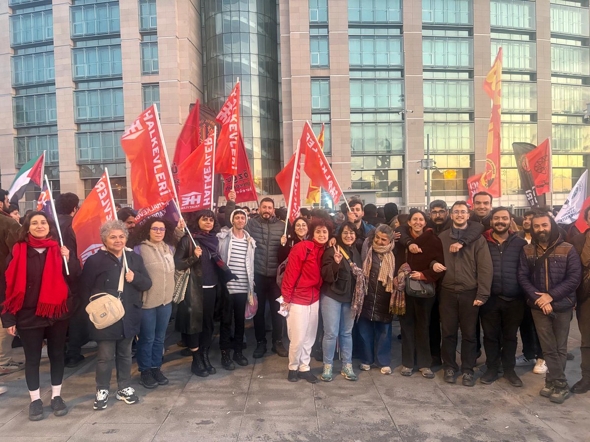1 Mayıs'ta Taksim iradesini ortaya koyduğu için gözaltında olan arkadaşlarımız serbest bırakıldı. 

Ancak hala tutsak olan birçok dostumuz var. 

1 Mayıs alanı Taksim meydanıdır demek suç değildir! Tüm arkadaşlarımızı alıncaya kadar mücadeleye devam edeceğiz!