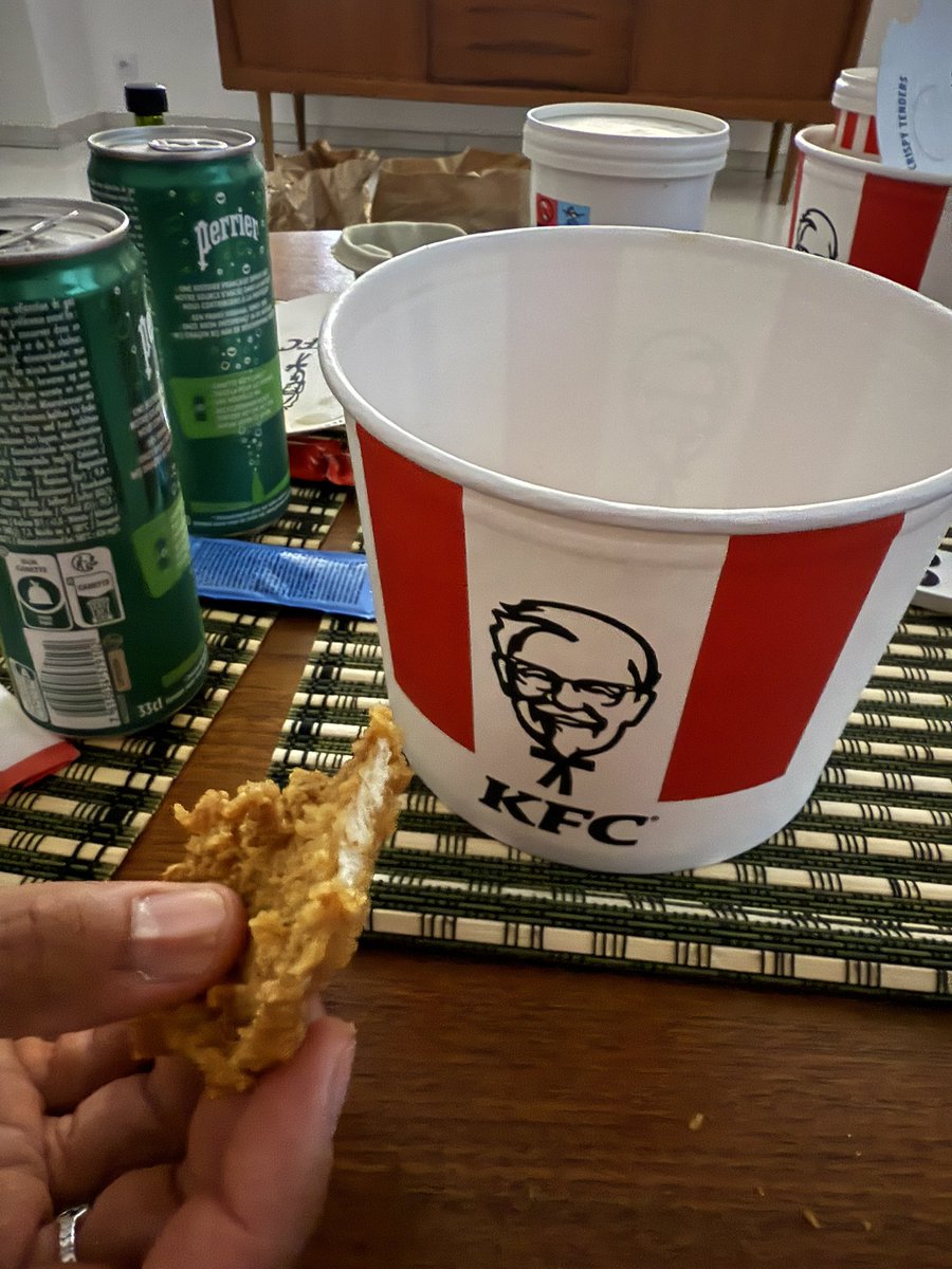 RomainPoret06's tweet photo. Ça va @KFCFrance on vous dérange pas avec les tenders + maigre que quelqu’un sous Ozempic ???? 

#kfc #fastfood https://t.co/k0kjwcy1jz